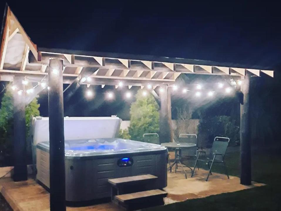 The Loft At Rock With Hot Tub Apartment